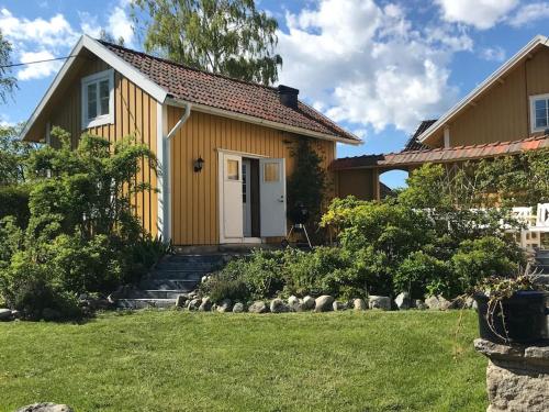 Cozy lodge at horse farm with lake and sauna