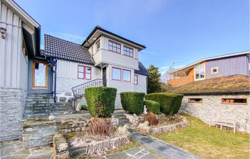 3 Bedroom Beautiful Home In Hovås