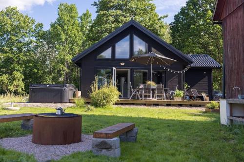 Newly built cottage with jacuzzy and sauna