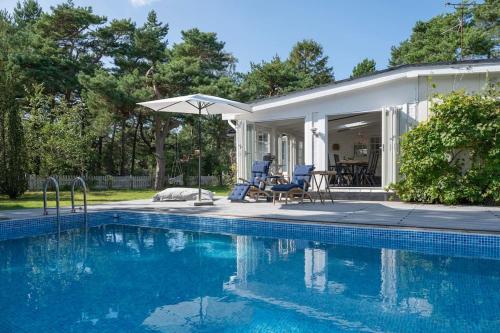 Cozy pool house next to the beach